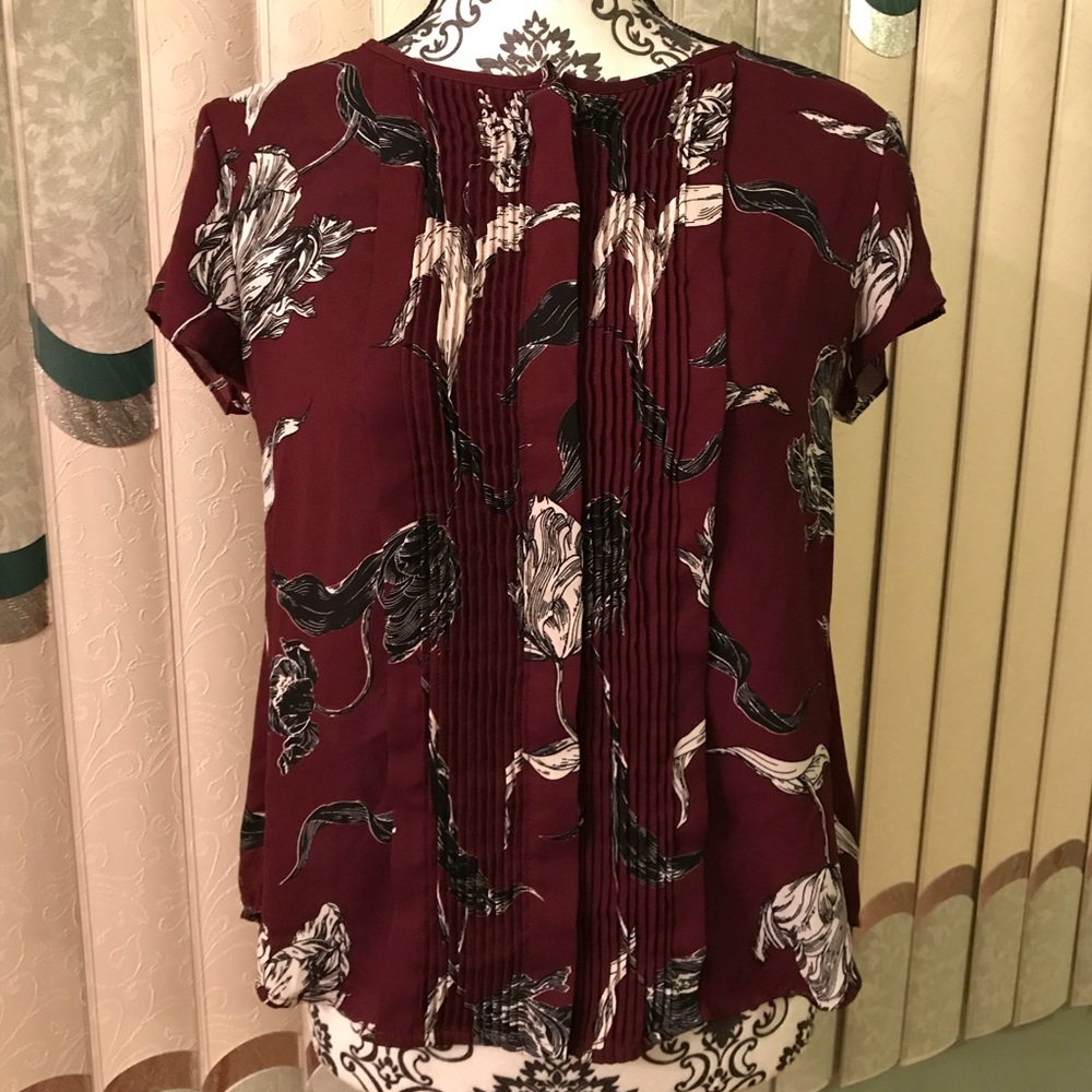NWOT Banana Republic pleated short sleeve shirt